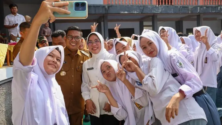 POTO BERSAMA : Gubernur Banten poto bersama dengan anak SMK di Pandeglang. Saat ini, Pemprov Banten tengah melakukan evaluasi terhadap penjurusan mata pelajaran di SMK agar sesuai dengan kebutuhan lapangan pekerjaan.(DOKUMEN/SATELITNEWS.COM)