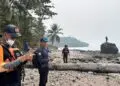 MELAKUKAN PENCARIAN : Tim SAR gabungan, melakukan pencarian rombongan wartawan dan 3 kru kapal, di Pulau Sebesi. (ISTIMEWA)