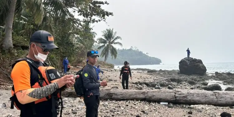 MELAKUKAN PENCARIAN : Tim SAR gabungan, melakukan pencarian rombongan wartawan dan 3 kru kapal, di Pulau Sebesi. (ISTIMEWA)