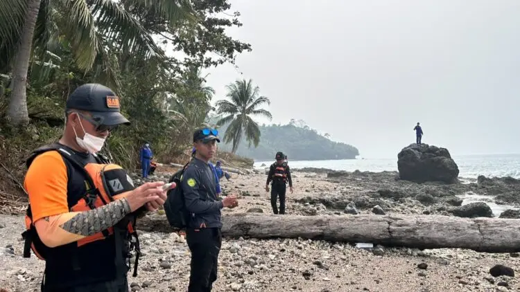 MELAKUKAN PENCARIAN : Tim SAR gabungan, melakukan pencarian rombongan wartawan dan 3 kru kapal, di Pulau Sebesi. (ISTIMEWA)