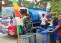 BANTUAN AIR BERSIH -- Babinsa Koramil 0116/Cikeusik Kodim 0601/Pandeglang, menunjukkan kepeduliannya dan hadir membantu masyarakat, melalui kegiatan penyaluran bantuan air bersih. (ISTIMEWA)