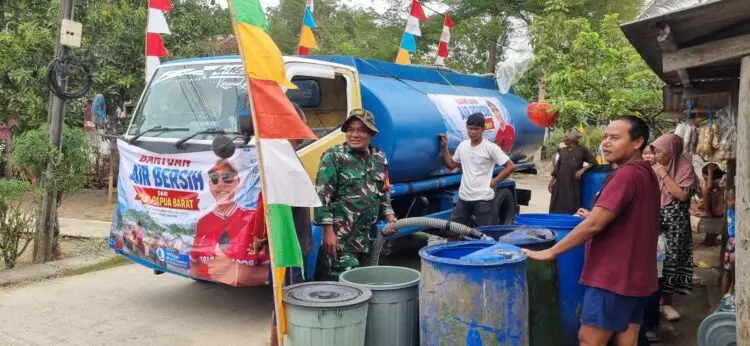 BANTUAN AIR BERSIH -- Babinsa Koramil 0116/Cikeusik Kodim 0601/Pandeglang, menunjukkan kepeduliannya dan hadir membantu masyarakat, melalui kegiatan penyaluran bantuan air bersih. (ISTIMEWA)