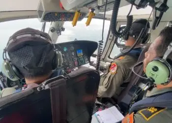 MELAKUKAN PENCARIAN : Tim SAR gabungan, melakukan pencarian menggunakan Helikopter HR 3604. (ISTIMEWA)
