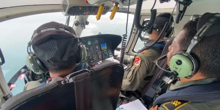 MELAKUKAN PENCARIAN : Tim SAR gabungan, melakukan pencarian menggunakan Helikopter HR 3604. (ISTIMEWA)