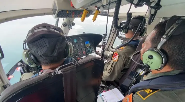 MELAKUKAN PENCARIAN : Tim SAR gabungan, melakukan pencarian menggunakan Helikopter HR 3604. (ISTIMEWA)