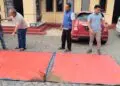 TERPAL : Anggota Polda Banten, menunjukkan terpal hasil temuan pencarian rombongan jurnalis yang hilang di Perairan Selat Sunda. (ISTIMEWA)