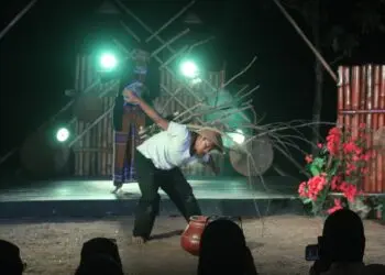 PERTUNJUKAN -- Teater Sirah Cai, dipertontonkan melalui panggung pentas. (ISTIMEWA)