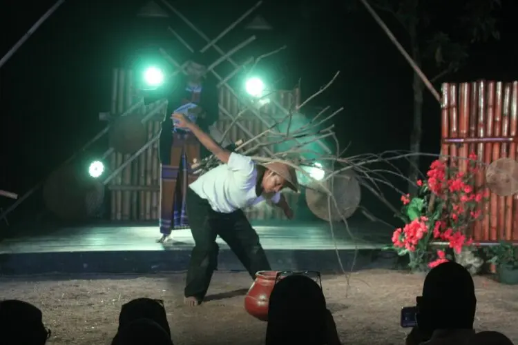 PERTUNJUKAN -- Teater Sirah Cai, dipertontonkan melalui panggung pentas. (ISTIMEWA)