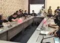 MELAKUKAN AUDIENSI : Puluhan alumni dan masyarakat melakukan audiensi dengan pimpinan DPRD Kota Serang, Senin (14/9/2026). Mereka menyampaikan penolakan terhadap rencana relokasi SMPN 4 Kota Serang. (ADIB FAHRI/SATELITNEWS.COM)