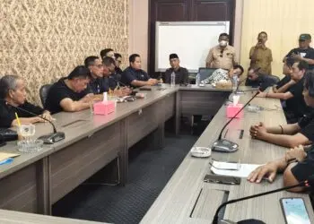 MELAKUKAN AUDIENSI : Puluhan alumni dan masyarakat melakukan audiensi dengan pimpinan DPRD Kota Serang, Senin (14/9/2026). Mereka menyampaikan penolakan terhadap rencana relokasi SMPN 4 Kota Serang. (ADIB FAHRI/SATELITNEWS.COM)