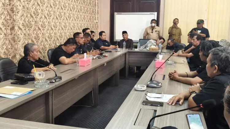 MELAKUKAN AUDIENSI : Puluhan alumni dan masyarakat melakukan audiensi dengan pimpinan DPRD Kota Serang, Senin (14/9/2026). Mereka menyampaikan penolakan terhadap rencana relokasi SMPN 4 Kota Serang. (ADIB FAHRI/SATELITNEWS.COM)