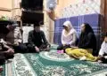BERKUNJUNG --: Bupati Pandeglang Raden Dewi Setiani, berkunjung ke keluarga guide dan kapten kapal, yang hingga kini masih dalam pencarian saat mengantar rombongan jurnalis ke kawasan GAK, beberapa waktu lalu. (ISTIMEWA)