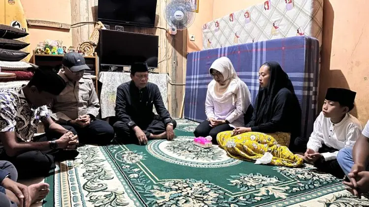 BERKUNJUNG --: Bupati Pandeglang Raden Dewi Setiani, berkunjung ke keluarga guide dan kapten kapal, yang hingga kini masih dalam pencarian saat mengantar rombongan jurnalis ke kawasan GAK, beberapa waktu lalu. (ISTIMEWA)