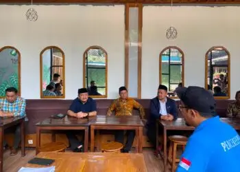 SIDAK WP -- Pimpinan DPRD Pandeglang dan tim optimalisasi PAD Pemkab Pandeglang, sidak wajib pajak, sekaligus menyosialisasikan tentang pungutan pajak daerah, beberapa hari lalu. (ISTIMEWA)