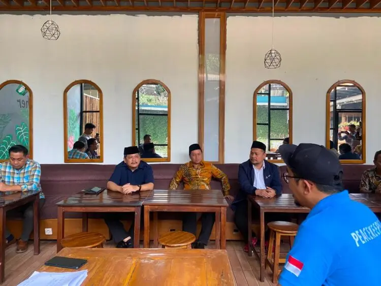 SIDAK WP -- Pimpinan DPRD Pandeglang dan tim optimalisasi PAD Pemkab Pandeglang, sidak wajib pajak, sekaligus menyosialisasikan tentang pungutan pajak daerah, beberapa hari lalu. (ISTIMEWA)