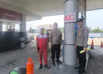 PENGAWASAN -- Anggota Polsek Jawilan Polres Serang, melakukan pengawasan SPBU di wilayah hukumnya. (ISTIMEWA)