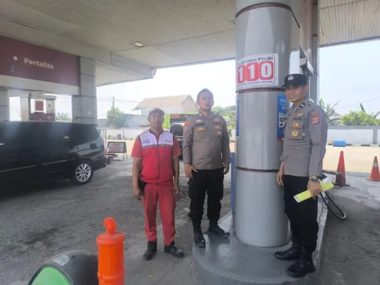 PENGAWASAN -- Anggota Polsek Jawilan Polres Serang, melakukan pengawasan SPBU di wilayah hukumnya. (ISTIMEWA)