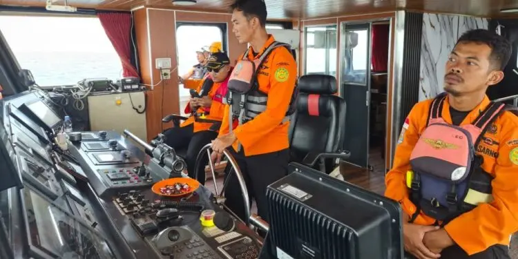 MENCARI KORBAN : Tim SAR gabungan, melakukan pencarian terhadap delapan orang yang hilang di Perairan Selat Sunda saat meliput aktivitas erupsi GAK. (ISTIMEWA)