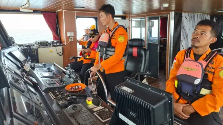 MENCARI KORBAN : Tim SAR gabungan, melakukan pencarian terhadap delapan orang yang hilang di Perairan Selat Sunda saat meliput aktivitas erupsi GAK. (ISTIMEWA)