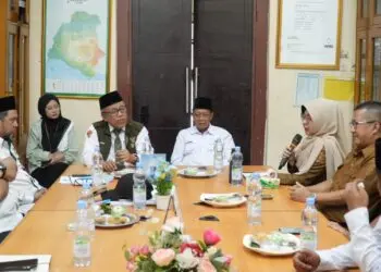 KUNJUNGAN -- Bupati Pandeglang Raden Dewi Setiani, beserta jajarannya, berkunjung ke Baznas Provinsi Banten. (ISTIMEWA)