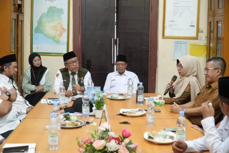 KUNJUNGAN -- Bupati Pandeglang Raden Dewi Setiani, beserta jajarannya, berkunjung ke Baznas Provinsi Banten. (ISTIMEWA)