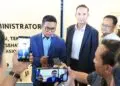 BERBINCANG : Gubernur Banten Andra Soni, berbincang saat melakukan peninjauan pembangunan KEK ETKI. (ISTIMEWA)