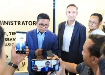 BERBINCANG : Gubernur Banten Andra Soni, berbincang saat melakukan peninjauan pembangunan KEK ETKI. (ISTIMEWA)