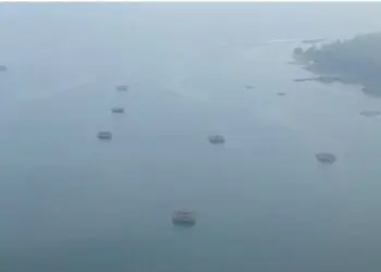 TERHALANG DEBU : Prosed pencarian rombongan wartawan melalui visual udara terhalang debu. Hingga hari kedelapan, tim SAR gabungan belum menemukan para korban. (ISTIMEWA)