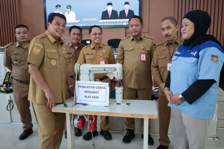 Bupati Tangerang Serahkan Bantuan Alat Usaha untuk 12 Kelompok WUB