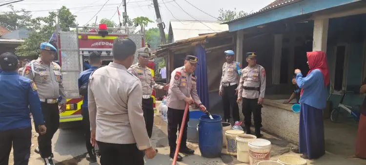 Polresta Tangerang Salurkan 3.000 Liter Air Bersih untuk Warga Sindang Panon