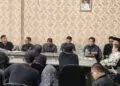 BERDIALOG : Puluhan alumni SMPN 4 Kota Serang dan perwakilan masyarakat, berdialog dengan DPRD Kota Serang, agar bisa membatalkan rencana relokasi SMPN 4 Kota Serang sebagai lahan perkir. (DOKUMEN/SATELITNEWS.COM)