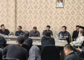 BERDIALOG : Puluhan alumni SMPN 4 Kota Serang dan perwakilan masyarakat, berdialog dengan DPRD Kota Serang, agar bisa membatalkan rencana relokasi SMPN 4 Kota Serang sebagai lahan perkir. (DOKUMEN/SATELITNEWS.COM)