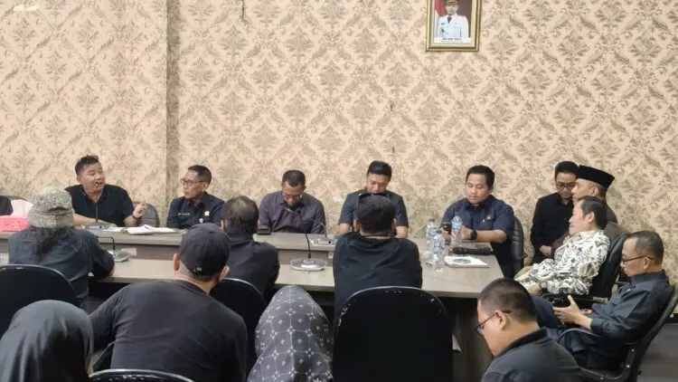 BERDIALOG : Puluhan alumni SMPN 4 Kota Serang dan perwakilan masyarakat, berdialog dengan DPRD Kota Serang, agar bisa membatalkan rencana relokasi SMPN 4 Kota Serang sebagai lahan perkir. (DOKUMEN/SATELITNEWS.COM)