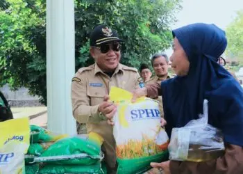 OPERASI PASAR -- Diskoumoerindag Kabupaten Serang, menggelar operasi pasar sembako murah. (ISTIMEWA)