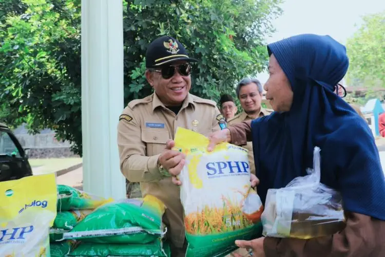 OPERASI PASAR -- Diskoumoerindag Kabupaten Serang, menggelar operasi pasar sembako murah. (ISTIMEWA)