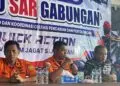 MENYAMPAIKAN KETERANGAN : Kepala Basarnas Banten Al Amrad (memegang mic), menyampaikan keterangan hasil evaluasi pencarian hari ke delapan dan rencana pencarian hari ke sembilan. (ISTIMEWA)