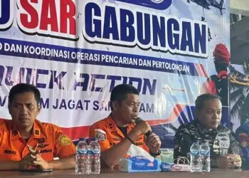 MENYAMPAIKAN KETERANGAN : Kepala Basarnas Banten Al Amrad (memegang mic), menyampaikan keterangan hasil evaluasi pencarian hari ke delapan dan rencana pencarian hari ke sembilan. (ISTIMEWA)
