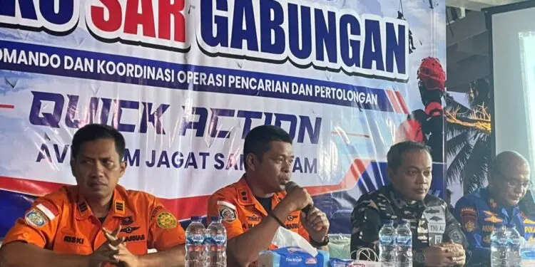 MENYAMPAIKAN KETERANGAN : Kepala Basarnas Banten Al Amrad (memegang mic), menyampaikan keterangan hasil evaluasi pencarian hari ke delapan dan rencana pencarian hari ke sembilan. (ISTIMEWA)