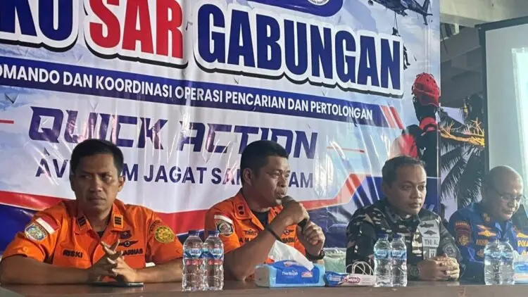 MENYAMPAIKAN KETERANGAN : Kepala Basarnas Banten Al Amrad (memegang mic), menyampaikan keterangan hasil evaluasi pencarian hari ke delapan dan rencana pencarian hari ke sembilan. (ISTIMEWA)