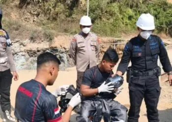 MEMERIKSA KUALITAS AIR : Unit KBRN Satbrimob Polda Banten, memeriksa kualitas air di Kabupaten Lebak. (ISTIMEWA)