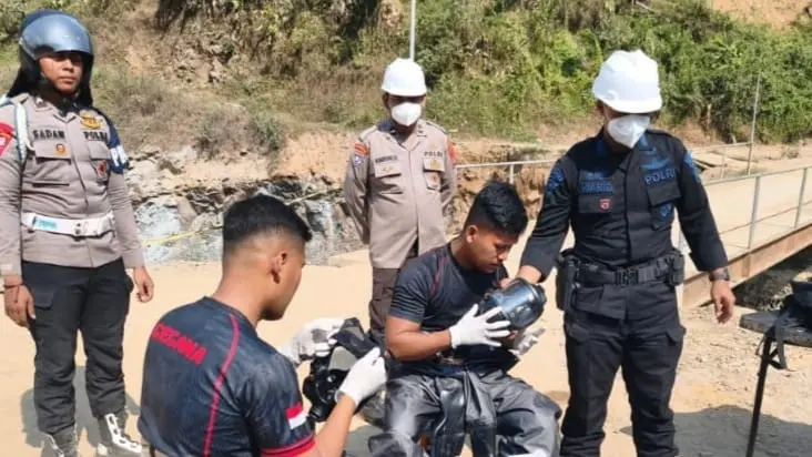 MEMERIKSA KUALITAS AIR : Unit KBRN Satbrimob Polda Banten, memeriksa kualitas air di Kabupaten Lebak. (ISTIMEWA)