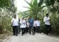 MENINJAU PEMBANGUNAN JALAN -- Bupati Pandeglang Raden Dewi Setiani dan jajarannya, meninjau ruas jalan Desa Banyumundu dan Desa Saninten, Kecamatan Kaduhejo, Rabu (16/9/2026). (ISTIMEWA)