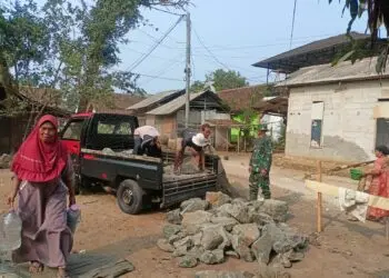 GOTONG ROYONG -- Personel TNI AD dan masyarakat, gotong royong membangun Jembatan Perintis Garuda Tahap VII, di wilayah Kodim 0601/Pandeglang. (ISTIMEWA)