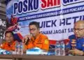 MENYAMPAIKAN KETERANGAN : Kepala Basarnas Banten Al Amrad, menyampaikan keterangan usai tim SAR gabungan melakukan pencarian dihari ke sembilan. (ISTIMEWA)