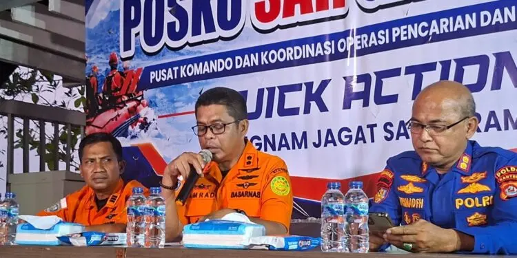 MENYAMPAIKAN KETERANGAN : Kepala Basarnas Banten Al Amrad, menyampaikan keterangan usai tim SAR gabungan melakukan pencarian dihari ke sembilan. (ISTIMEWA)