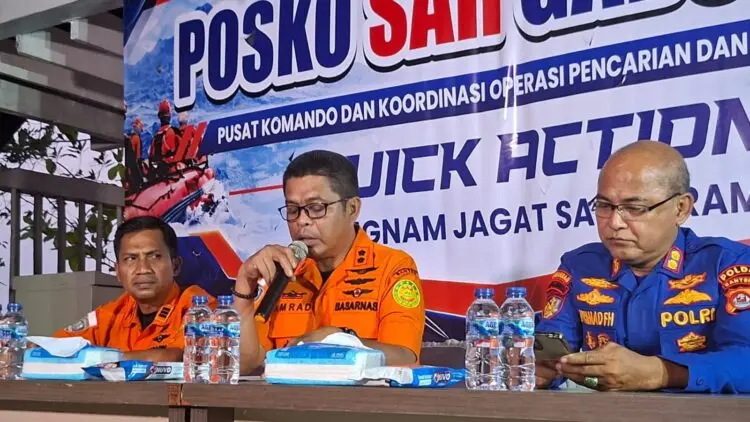 MENYAMPAIKAN KETERANGAN : Kepala Basarnas Banten Al Amrad, menyampaikan keterangan usai tim SAR gabungan melakukan pencarian dihari ke sembilan. (ISTIMEWA)