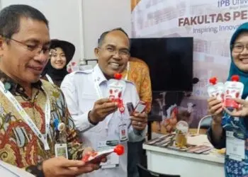 MENUNJUKKAN HASIL OLAHAN : Kepala Dinas Ketapang Provinsi Banten Nasir M Daud (tengah), menunjukkan hasil olahan usaha. (ISTIMEWA)