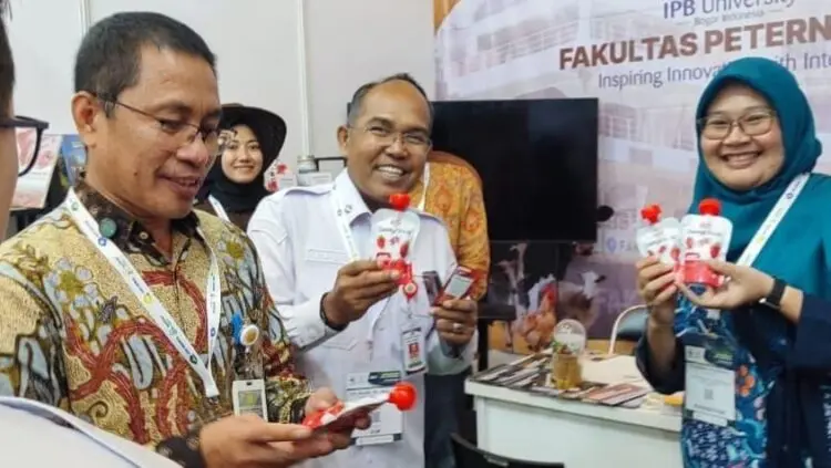 MENUNJUKKAN HASIL OLAHAN : Kepala Dinas Ketapang Provinsi Banten Nasir M Daud (tengah), menunjukkan hasil olahan usaha. (ISTIMEWA)
