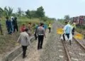 LOKASI KEJADIAN -- Personel kepolisian melakukan olah TKP,  dimana seorang pria berinisial IY (26), warga Dusun Trimulyo, Kelurahan Karyamulyasari, Kecamatan Candipuro, Kabupaten Lampung Selatan, meninggal dunia setelah tertabrak kereta api di perlintasan kereta api Bogeg, Kecamatan Cipocok Jaya, Kota Serang, Kamis (17/9/2026). (ISTIMEWA)