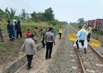LOKASI KEJADIAN -- Personel kepolisian melakukan olah TKP,  dimana seorang pria berinisial IY (26), warga Dusun Trimulyo, Kelurahan Karyamulyasari, Kecamatan Candipuro, Kabupaten Lampung Selatan, meninggal dunia setelah tertabrak kereta api di perlintasan kereta api Bogeg, Kecamatan Cipocok Jaya, Kota Serang, Kamis (17/9/2026). (ISTIMEWA)